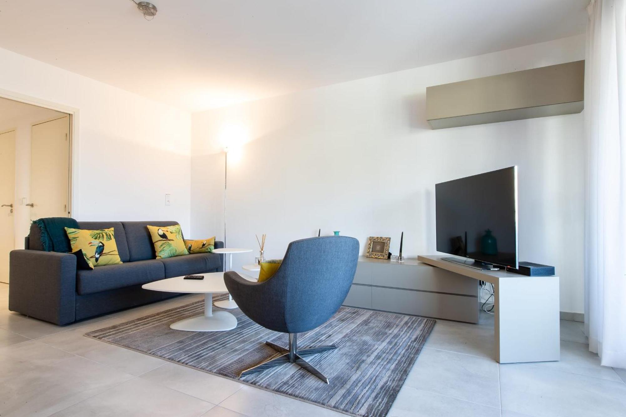 Renovated 2-Br Apartment With Terrace And Pool คานส์ ภายนอก รูปภาพ